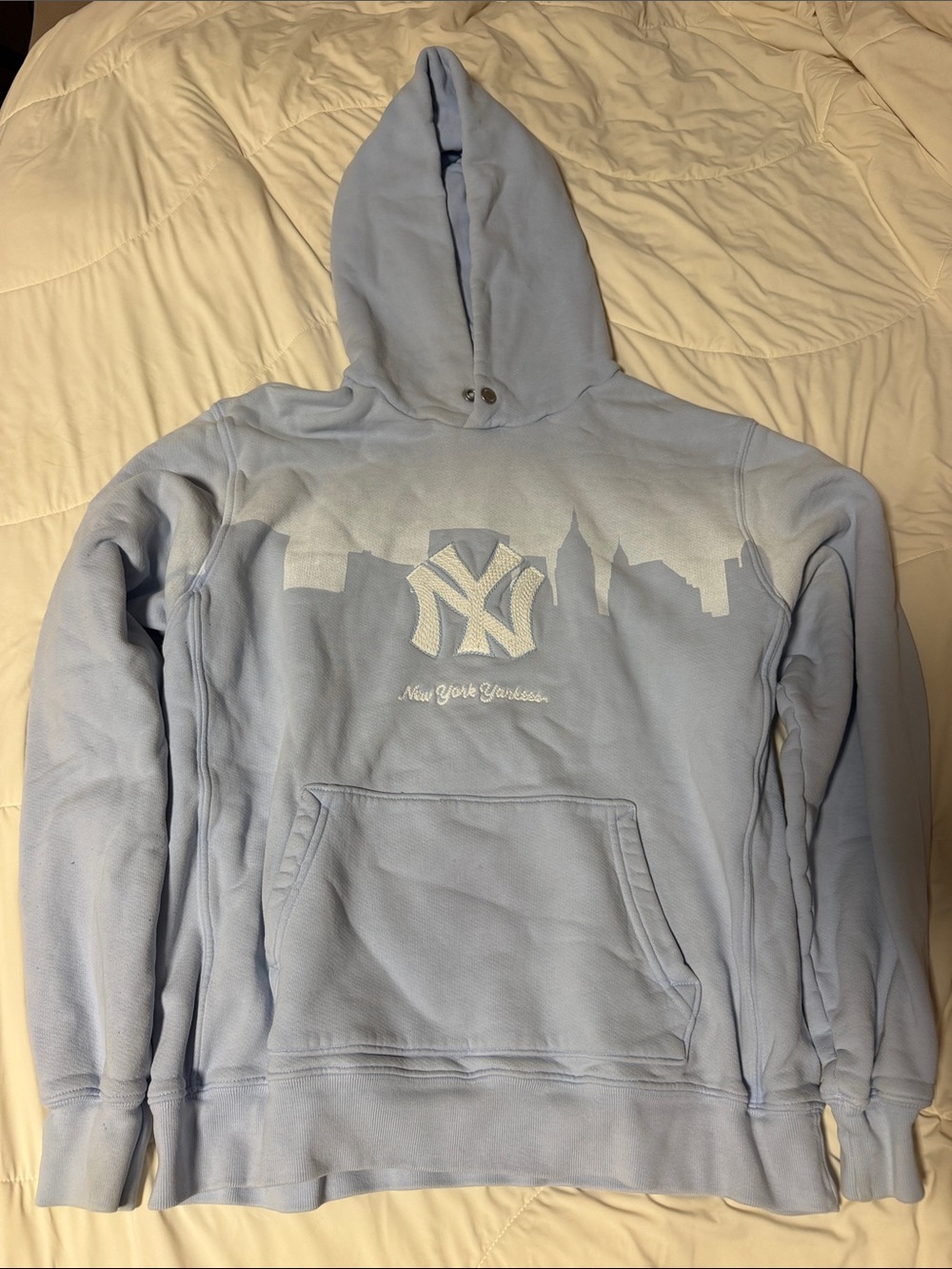 MADHAPPY × MLB &
NY YANKEES FLEECE HOODIE IN SKY BLUE